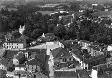 Iconographie - Vue panoramique aérienne - Le centre du bourg