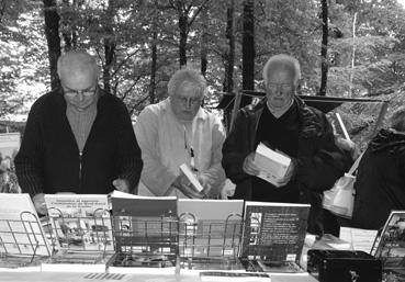 Iconographie - Jean-Pierre Bertrand (au centre), membre d'Arexcpo, Salon du livre de Grasla, Les Brouzils