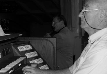 Iconographie - Jean Milcent, organiste, lors d'un concert à l'église