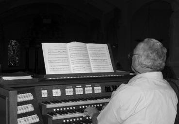 Iconographie - Jean Milcent, organiste, lors d'un concert à l'église