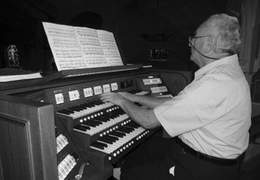 Iconographie - Jean Milcent, organiste, lors d'un concert à l'église