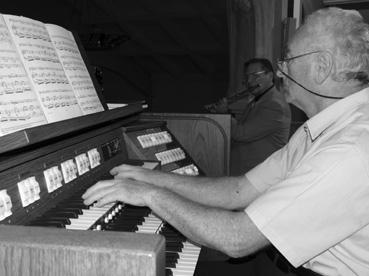 Iconographie - Jean Milcent, organiste, lors d'un concert à l'église