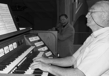 Iconographie - Jean Milcent, organiste, lors d'un concert à l'église