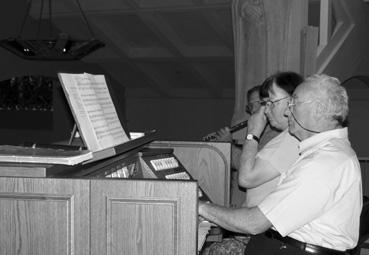 Iconographie - Jean Milcent, organiste, lors d'un concert à l'église