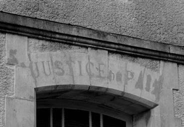 Iconographie - Ancienne mairie, restes de la gravure Justice de paix