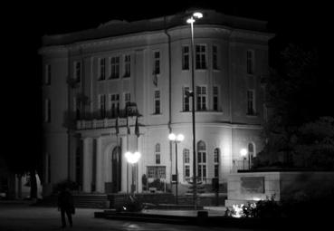 Iconographie - Plovdiv - Bâtiment public sur la grande place avec jeu de lumière