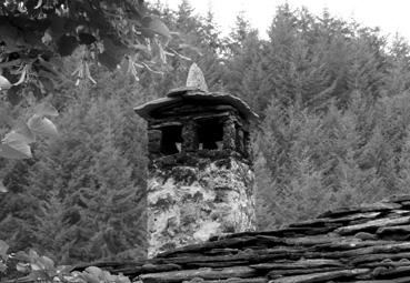 Iconographie - Vallée de la Cepelarska, maisons traditionnelles, une souche de cheminée