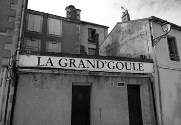 Iconographie - Boîte de nuit face à l'église Sainte-Radegonde