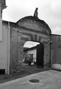 Iconographie - Porche près de l'abbaye