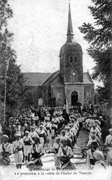 Iconographie - Pélerinage de Fréligné - La procession à la sortie de l'église de Touvois