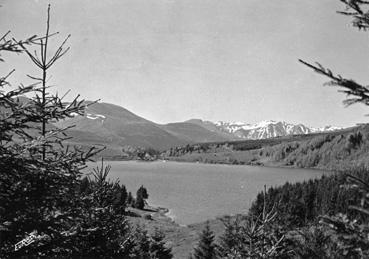 Iconographie - Le lac de Guéry, à l'arrière plan à droite le Puy de Sancy