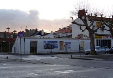 Iconographie - Maison en cours de démolition, place Ernest Guérin