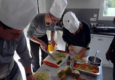 Iconographie - Cours de cuisine à domicile - Les élèves