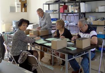 Iconographie - Bénévoles d'EthnoDoc emballant les archives de la Haute-Savoie