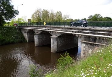 Iconographie - Pont routier sur le canal de Nantes à Brest