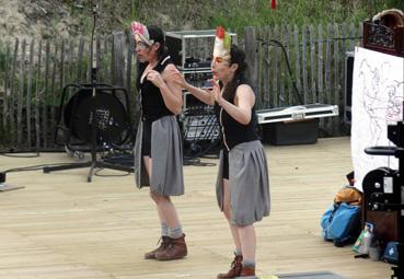 Iconographie - Les soeurs Tartellini, à La Clairière, durant le festival Nomade