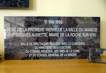 Iconographie - Plaque de la pose de la première pierre du manège (médiathèque municipale)