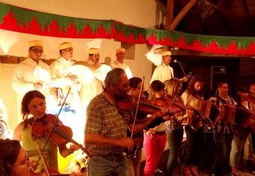 Iconographie - Bal avec les musiciens berbères du groupe Itran et d'Arexcpo au Vasais