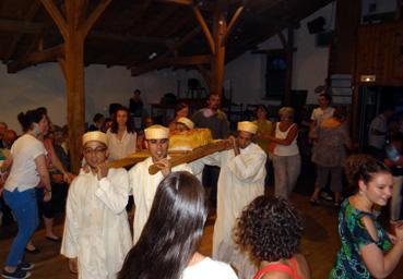 Iconographie - Bal avec les musiciens berbères du groupe Itran et d'Arexcpo au Vasais