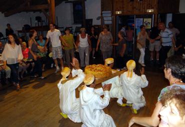 Iconographie - Bal avec les musiciens berbères du groupe Itran et d'Arexcpo au Vasais