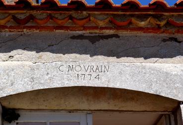Iconographie - Le Vigneau, façade cour extérieure, pierre de linteau gravée