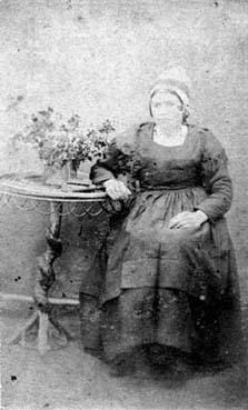 iconographie - Femme posant assise en costume de deuil