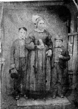 Iconographie - Femme posant avec deux enfants, vers 1870