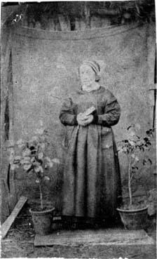 Iconographie - Femme posant portant la coiffe de deuil