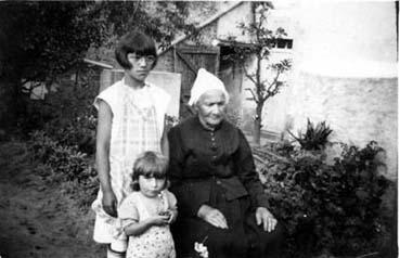 Iconographie - Vieille femme posant assise avec des enfants