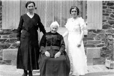 Iconographie - Vieille femme posant assise et deux femmes debout