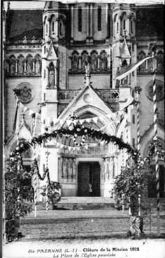 Iconographie - Clôture de la mission 1928 - La place de l'église pavoisée