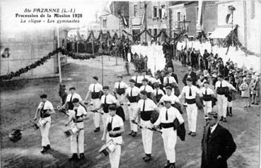 Iconographie - Procession de la mission 1928 - La clique, les gymnastes