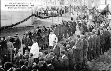 Iconographie - Procession de la mission 1928 - Défilé des hommes (suite)