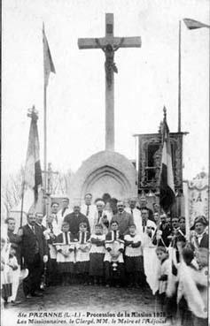 Iconographie - Mission 1928 - Les Missionnaires, le Clergé, MM. le Maire et l'Adjoint