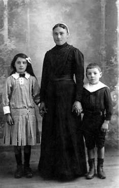 Iconographie - Femme posant avec deux enfants