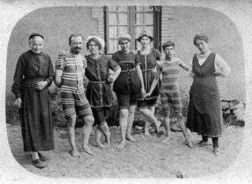 Iconographie - Famille posant en maillot de bain