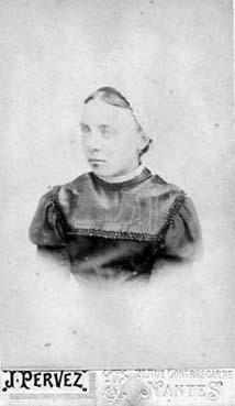 Iconographie - Jeune fille posant en coiffe vers 1900
