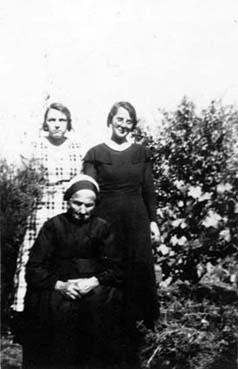 Iconographie - Femme âgée avec une coiffe de deuil posant avec deux jeunes femmes