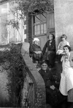 Iconographie - Groupe de femmes et enfant posant dans les escaliers d'une maison
