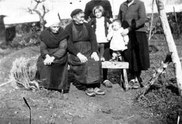 Iconographie - Femmes et enfants posant dans un jardin