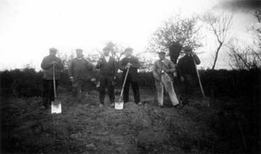 Iconographie - Hommes posant lors de plantations de vignes