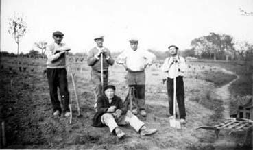 Iconographie - Hommes posant lors de plantations de vignes