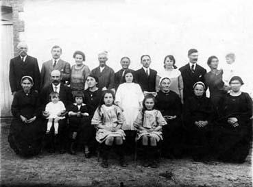 Iconographie - Famille posant lors d'une première communion, en 1923
