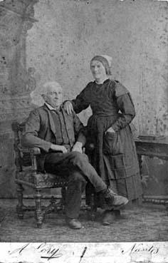 Iconographie - Couple posant (femme portant la coiffe de deuil) en 1880