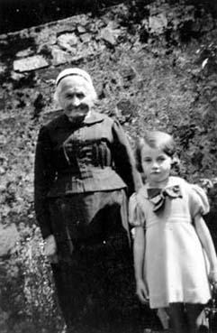 Iconographie - Vieille femme posant avec une fillette en 1938