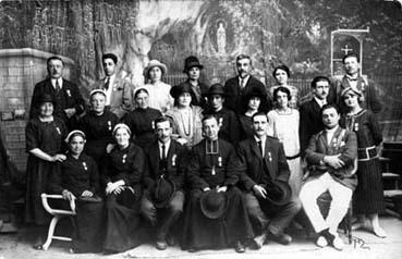 Iconographie - Groupe de personnes posant à Lourdes