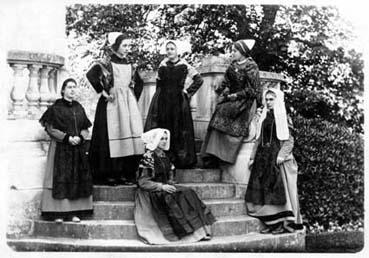 Iconographie - Reconstitution : Jeunes femmes posant portant des anciens costumes