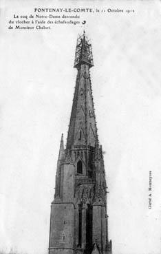 Iconographie - Le coq de Notre Dame descendu du clocher...