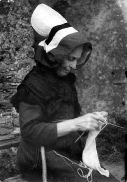Iconographie - Vieille femme tricotant, portant la grande câline