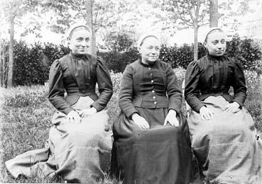 Iconographie - Trois femmes posant assises